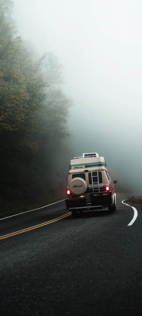 un van se déplace sur la route