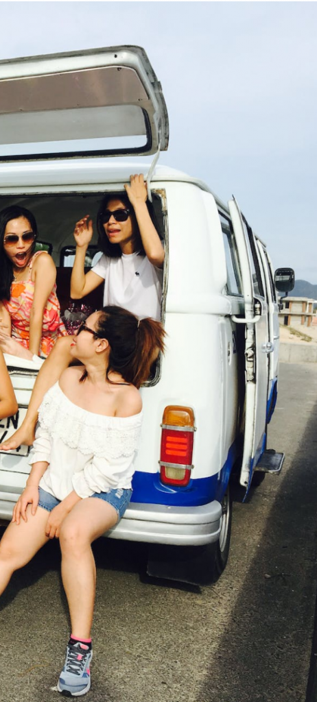 Un groupe d'amis discutent à l'arrière d'un van