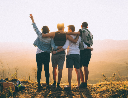 un groupe de quatres personnes admirent le paysage