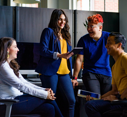 Un groupe de personnes brainstorm de manière amusante