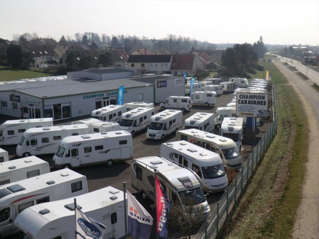 De nombreux camping car dans une concession